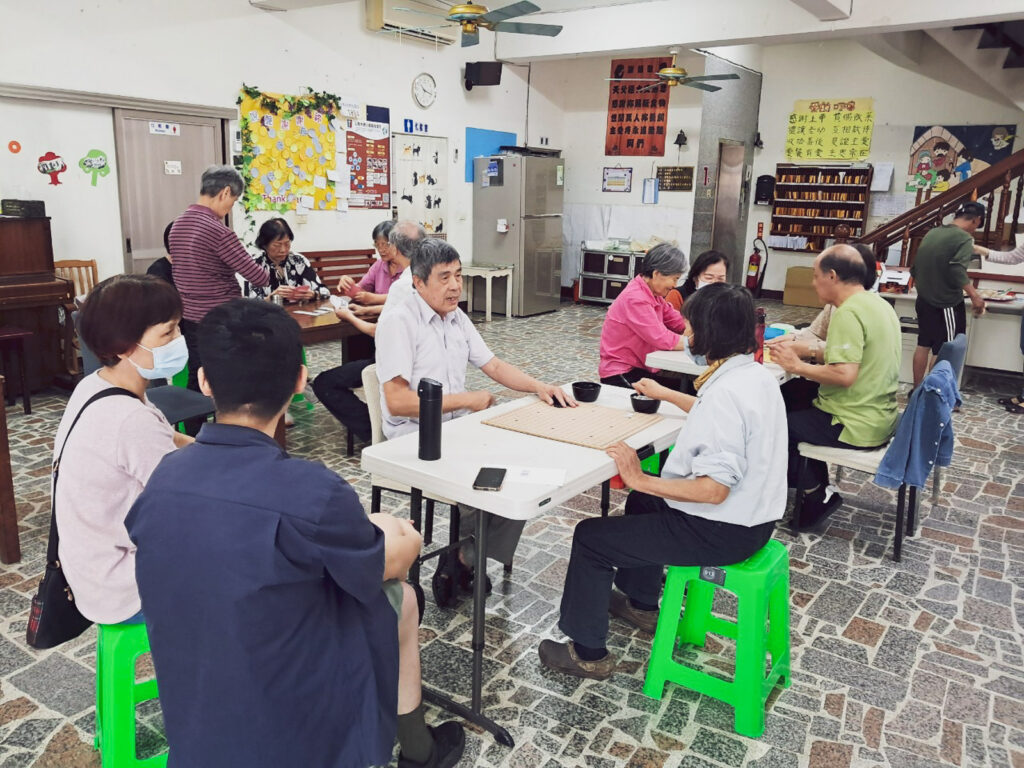 跳舞過後的笑臉與香氣四溢的玉米