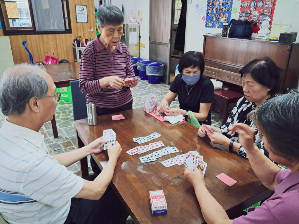 圍坐桌邊對戰牌局的專注神情-2