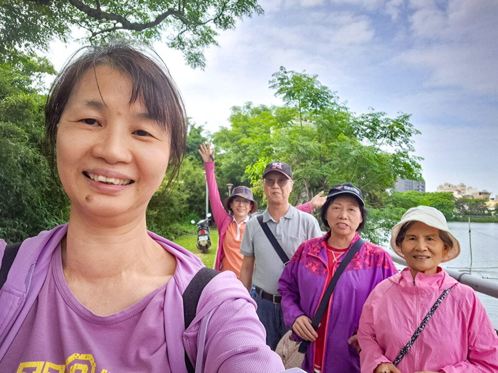 飯後沿湖散步時的輕鬆時光